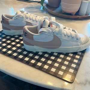 Nike Women’s Blazer Low ‘77 Jumbo - pink, never worn